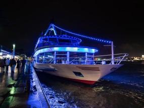 MS Hamburg 1 MS Hamburg Außenansicht Nacht